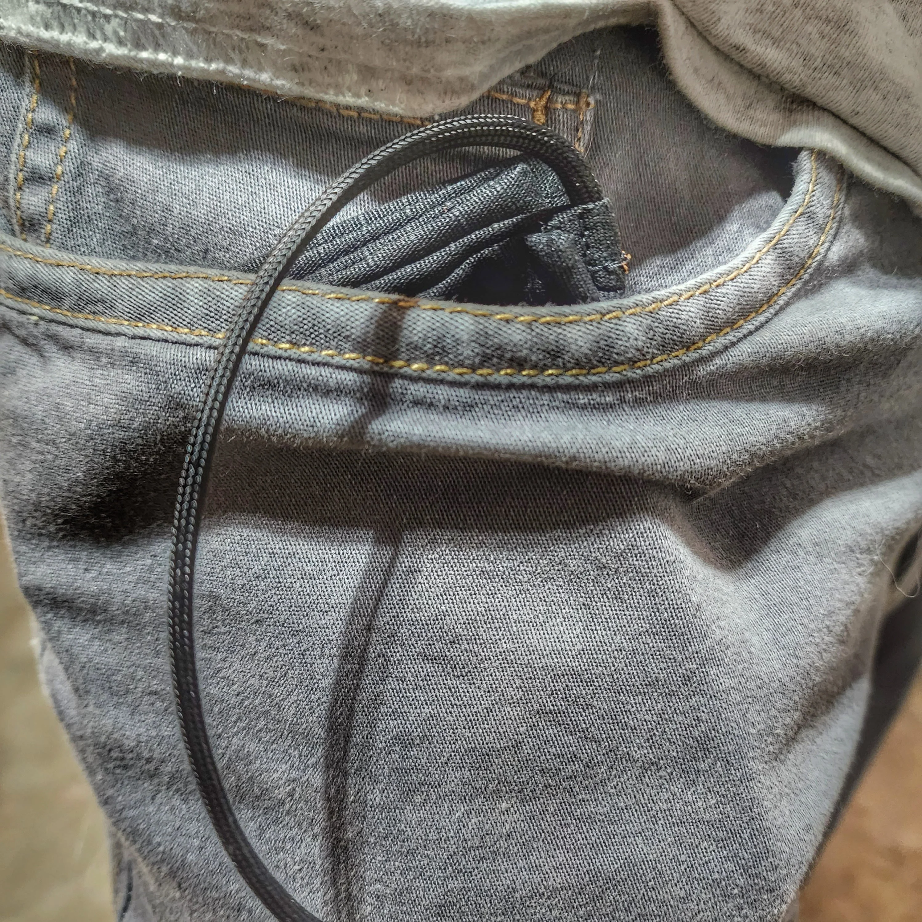 Pull Cloth - Lightweight minimalist handkerchief with paracord lanyard. - Image 3